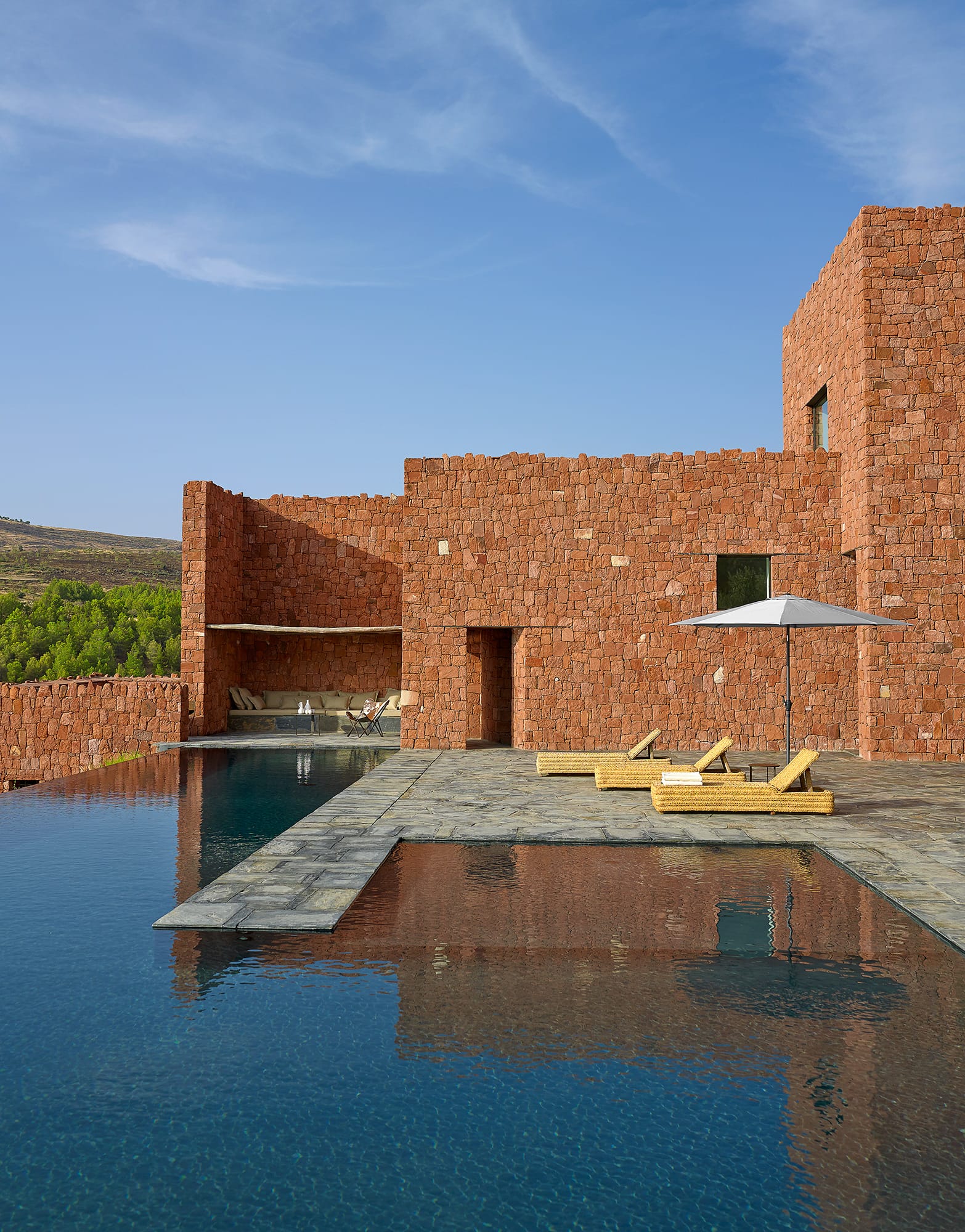 Stone façades and pool in full daylight, Villa E