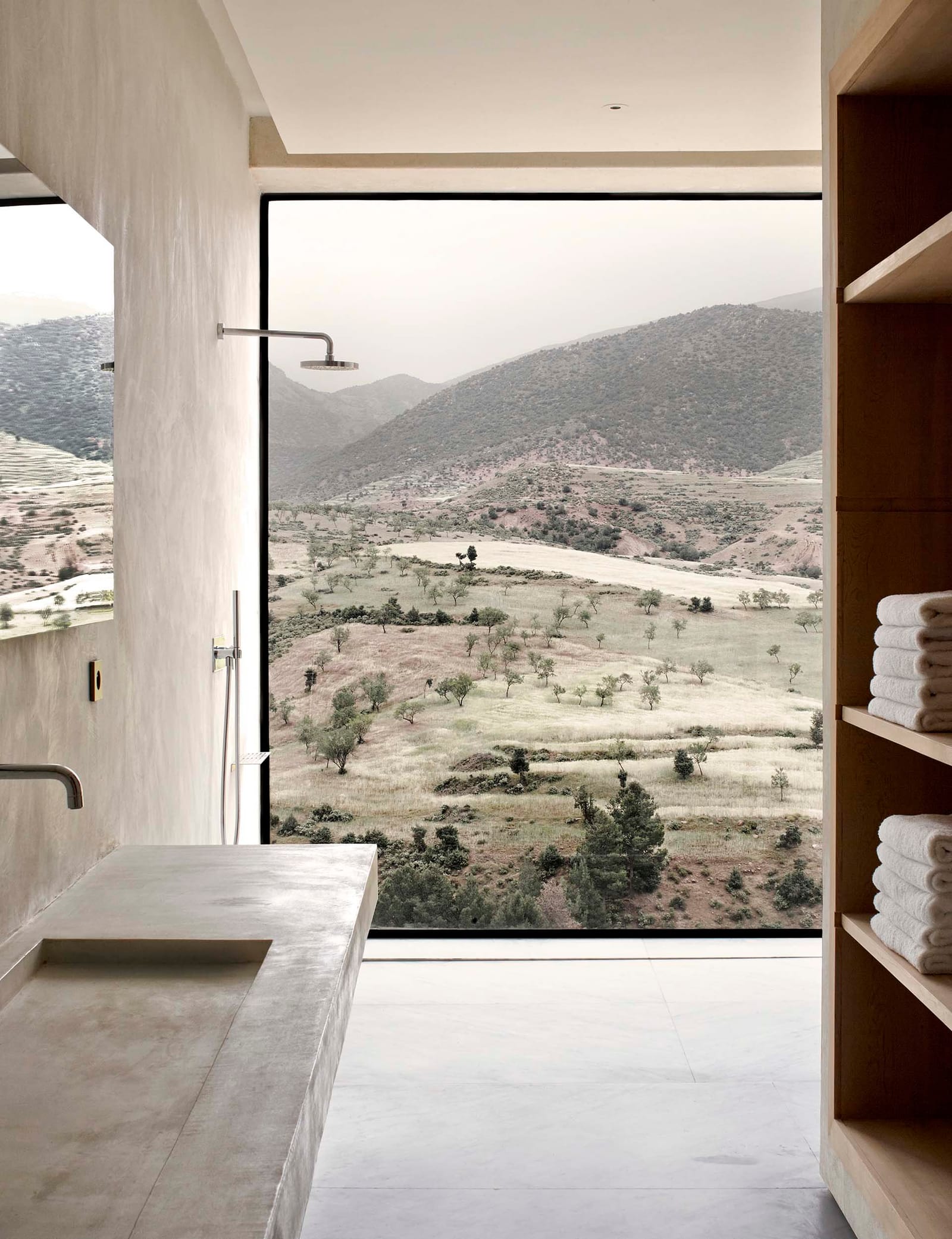 Bathroom opening onto the valley, Villa E